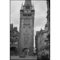 Une colonne motorisée de la 1re division blindée (1re DB) franchit la porte Saint-Martin.