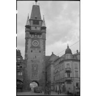 Une colonne motorisée de la 1re division blindée (1re DB) franchit la porte Saint-Martin.