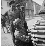 Intervention sur les galets d'une chenille d'un char Sherman M4 par des soldats du 11e GERD (11e groupe d'escadrons de réparation divisonnaire).