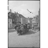 Des enfants des environs de Fützen s'amusent autour d'un half-track et d'un char Sherman d'une unité de la 1re division blindée (1re DB).