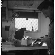 Nettoyage d'un revolver dans un camion atelier du 3e escadron du 11e groupe d'escadrons de réparation divisionnaire (11e GERD).