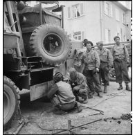 Soudure sur une dépanneuse lourde Ward La France du 3e escadron du 11e groupe d'escadrons de réparation divisionnaire (11e GERD).