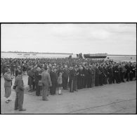 Les autorités civiles et militaires, françaises et alliées sont rassemblées sur la plage pour assister à la cérémonie commémorative du débarquement du 6 juin 1944.