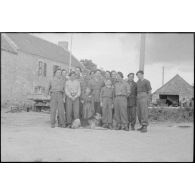 Photographie de groupe de membres des forces françaises de l'Intérieur (FFI).