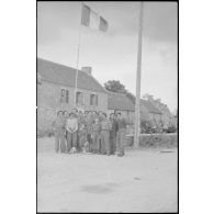 Photographie de groupe de membres des forces françaises de l'Intérieur (FFI).