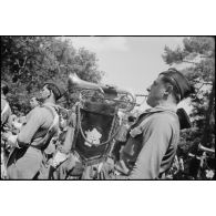 Clairon de la fanfare de la 2e division blindée (2e DB) lors du défilé des unités à l'issue de la cérémonie de passation de commandement et d'adieu du général de corps d'armée Leclerc à sa division.