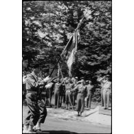 Défilé de l'étendard du 2e groupe d'artillerie de campagne d'Afrique (2e GACA) lors de la cérémonie d'adieu du général de corps d'armée Leclerc à la 2e division blindée (2e DB).