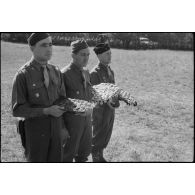 Officier et sous-officiers porte-coussins lors de la cérémonie d'adieu du général de corps d'armée Leclerc à la 2e division blindée (2e DB).