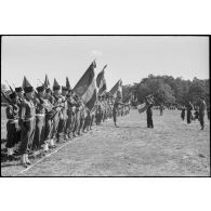 Le général de corps d'armée Leclerc décore l'étendard du 12e régiment de cuirassiers (12e cuirs) de la croix de guerre lors de la cérémonie d'adieu à la 2e division blindée (2e DB).