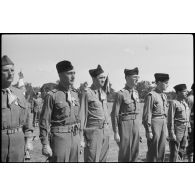 Officiers supérieurs et subalternes décorés de la Légion d'honneur et de la croix de guerre pendant la cérémonie d'adieu du général de corps d'armée Leclerc à la 2e division blindée (2e DB).