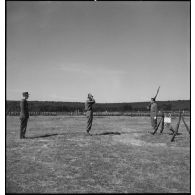 Remise d'étendard lors de la cérémonie de passation de commandement de la 2e division blindée (2e DB).