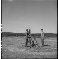 Remise d'étendard lors de la cérémonie de passation de commandement de la 2e division blindée (2e DB).