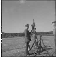 Remise d'étendard lors de la cérémonie de passation de commandement de la 2e division blindée (2e DB).