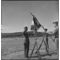 Remise d'étendard lors de la cérémonie de passation de commandement de la 2e division blindée (2e DB).