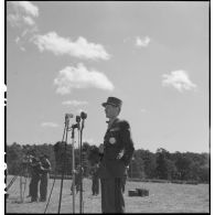 Le général de corps d'armée Leclerc s'adresse aux hommes de la 2e division blindée (2e DB) rassemblés lors de la cérémonie d'adieu à la division.