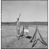 L'étendard du 22e groupe colonial des forces terrestres antiaériennes (22e GCFTA) sur faisceaux d'armes lors de la cérémonie de passation de commandement de la 2e division blindée (2e DB).