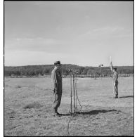 Le colonel Louis Dio prend le commandement de la 2e division blindée à l'issue de la cérémonie d'adieu à la division du général de corps d'armée Leclerc.