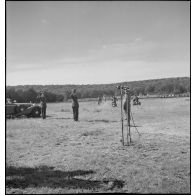 Le général de corps d'armée Leclerc salue le colonel Louis Dio à son arrivée.