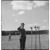 Le général Leclerc salue son successeur à la tête de la 2e division blindée (2e DB), le colonel Louis Dio.