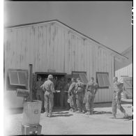 Repas pour des soldats dans le camp d'entraînement disciplinaire américain des Milles.