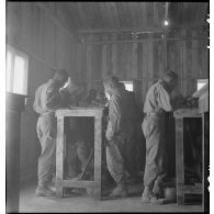 Repas pour des soldats dans le camp d'entraînement disciplinaire américain des Milles.