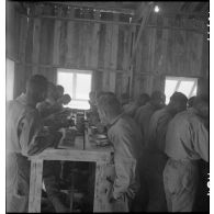 Repas pour des soldats dans le camp d'entraînement disciplinaire américain des Milles.