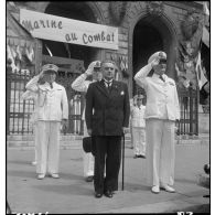 Autorités civile et militaires saluant à la sortie d'une exposition intitulée Marine au combat au palais de la Bourse.