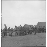 File d'attente de soldats noirs américains pour prendre un repas au centre de repos de l'armée américaine sur la Côte d'Azur.