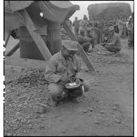 Soldats noirs américains prenant un repas au centre de repos de l'armée américaine sur la Côte d'Azur.