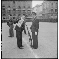 Remise du fanion à l'escadrille Nancy du GB Lorraine.