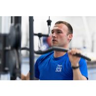 Le commissaire de deuxième classe Paul suit une séance de renforcement musculaire au gymnase de Tapa, en Estonie.