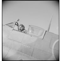 Un pilote du groupe de chasse (GC) II/7 Nice aux commandes de son Spitfire Mk V.