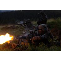 Des soldats du 35e régiment d'infanterie (RI) ouvrent le feu pour repousser une embuscade adverse sur leurs positions à Lunca de Sus, en Roumanie.