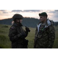 Un chef de section polonais débrieffe l'embuscade franco-polonaise avec un coordinateur roumain à Lunca de Sus, en Roumanie.