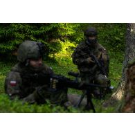 Des soldats polonais se mettent en position à couvert des arbres pour un assaut à Lunca de Sus, en Roumanie.