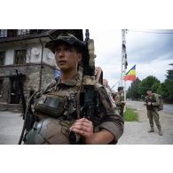 Portrait d'un chef de groupe du 35e régiment d'infanterie (RI) au terme d'une randonnée en montagne à Lunca de Sus, en Roumanie.