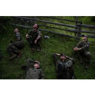 Des soldats polonais observent leurs camarades lors d'une descente en rappel à Lunc de Sus, en Roumanie.