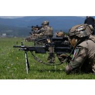 Un soldat du 35e régiment d'infanterie (RI) tire à la mitrailleuse FN MInimi sur le champ de tir à Lunca de Sus, en Roumanie.