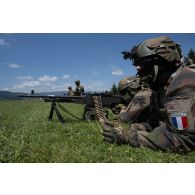 Des soldats du 35e régiment d'infanterie (Ri) tirent à la mitrailleuse FN MAG sur le champ de tir à Lunca de Sus, en Roumanie.