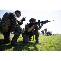 Un soldat polonais tire au fusil d'assaut HK-416 sous la supervision d'un soldat du 35e régiment d'infanterie (RI) sur le champ de tir à Lunca de Sus, en Roumanie.