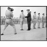 Le général d'armée aérienne Bouscat remet la croix de guerre avec palme au commandant de la Martinière, commandant le groupe de chasse I/4.