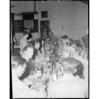 Repas du Service Cinématographique de l'Armée de l'Air à Sidi Ferruch.