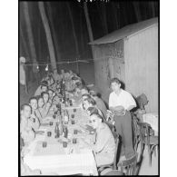 Repas du Service Cinématographique de l'Armée de l'Air à Sidi Ferruch.