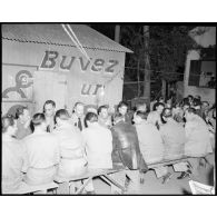 Repas du Service Cinématographique de l'Armée de l'Air à Sidi Ferruch.