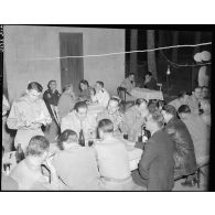 Repas du Service Cinématographique de l'Armée de l'Air à Sidi Ferruch.