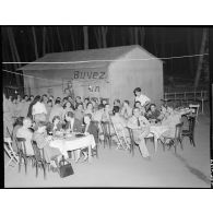 Repas du Service Cinématographique de l'Armée de l'Air à Sidi Ferruch.