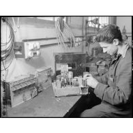 Réparation des postes radios dans un atelier de Blida.