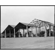 Construction des hangars pour les bancs d'essai des avions sur la base de Blida.