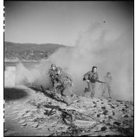 Des membres du groupe des commandos d'Afrique, devenu 5e bataillon de choc, prennent d'assaut une batterie d'artillerie côtière allemande dans le Var (reconstitution).