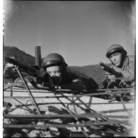 Membres du groupe des commandos d'Afrique, devenu 5e bataillon de choc, postés en position de tir face à une batterie d'artillerie côtière allemande dans le Var (reconstitution).